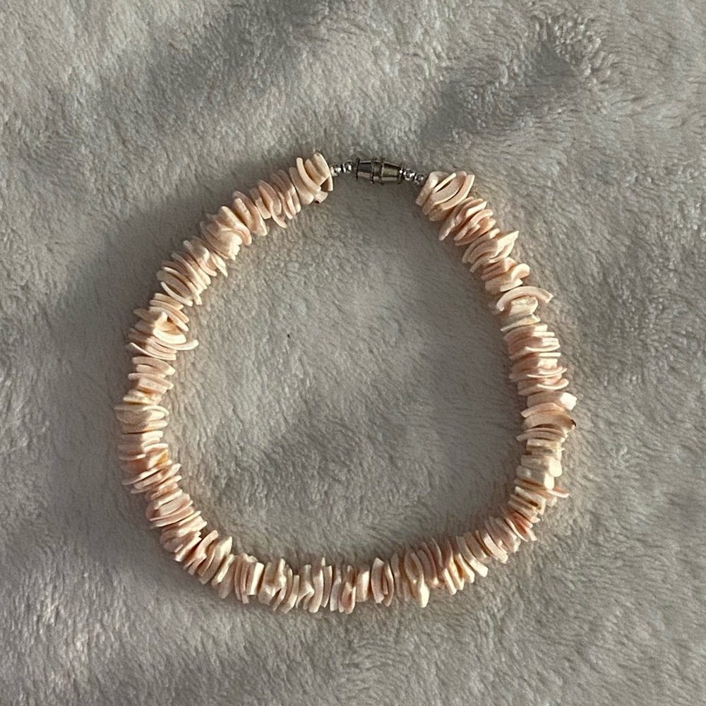 Vintage shell bracelet never used, non damaged & has a twist on clasp